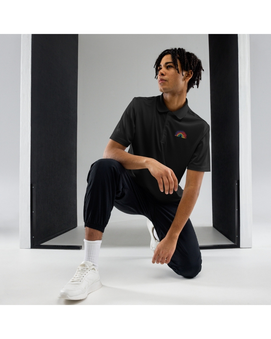 Queere Person im Premium Poloshirt aus der limitierten LGBTQ Premium Kollektion, stilvoll und entspannt sitzend