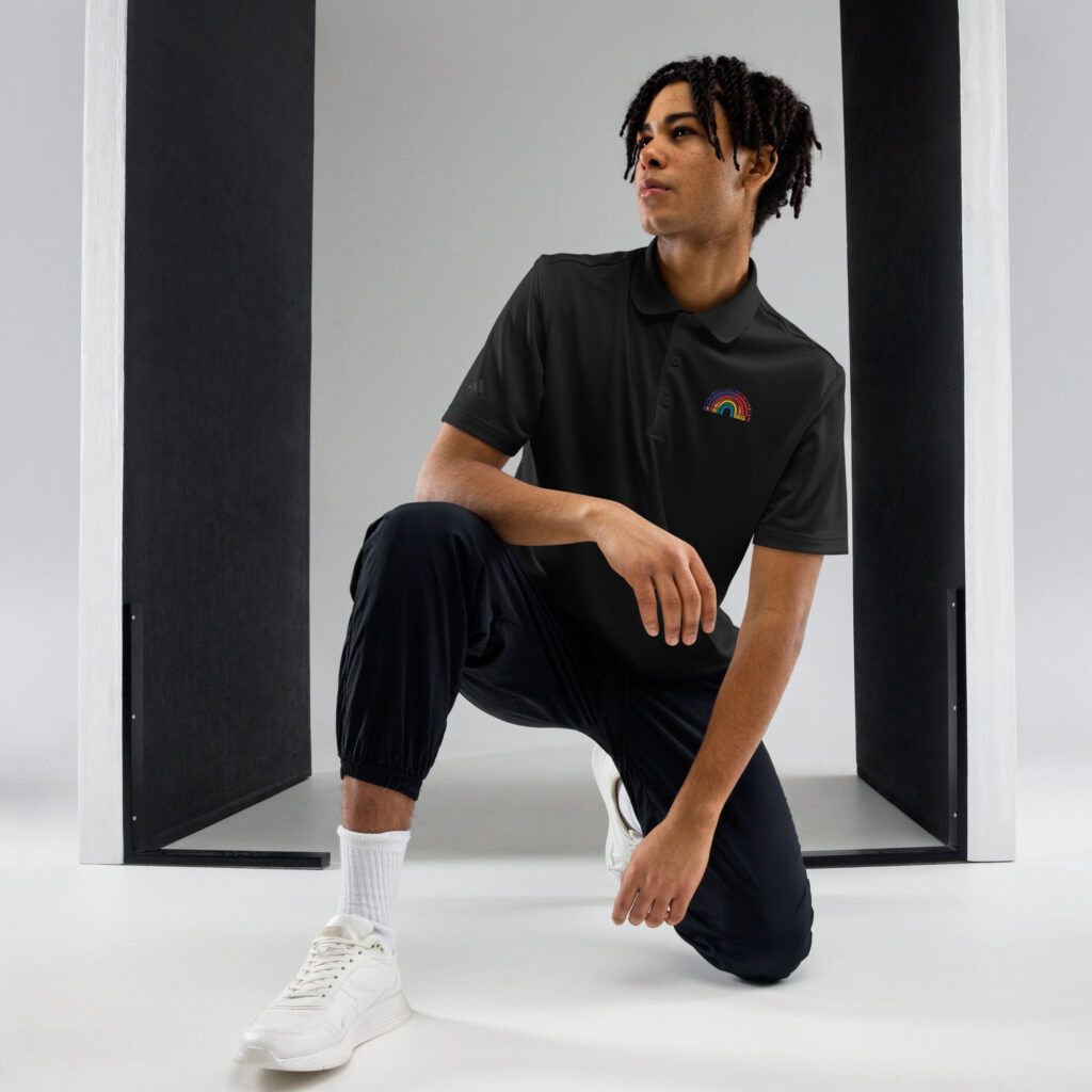 Person trägt das schwarze adidas Polo-Shirt mit Regenbogenprint – LGBTQ+ Pride 2025 Kollektion