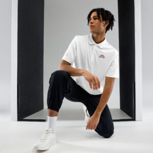 Model trägt limitiertes weißes Pride-Polo 2025 von Adidas – LGBTQ WEAR