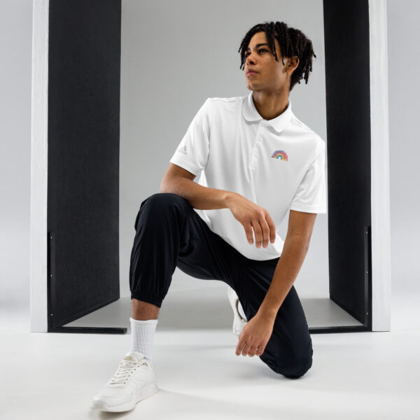 Model trägt limitiertes weißes Pride-Polo 2025 von Adidas – LGBTQ WEAR