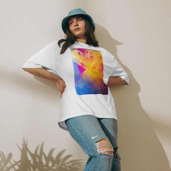 Model trägt das Silent Frames T-Shirt 002 – weißes Oversized-Shirt mit farbstarkem Kunstmotiv aus der LGBTQ-Kollektion 2025. Fotografiert im natürlichen Licht.