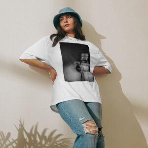 Person trägt ein hypnotisches Kunst T-Shirt in Schwarz-Weiß – oversized geschnitten, kunstvoll bedruckt, queer gedacht