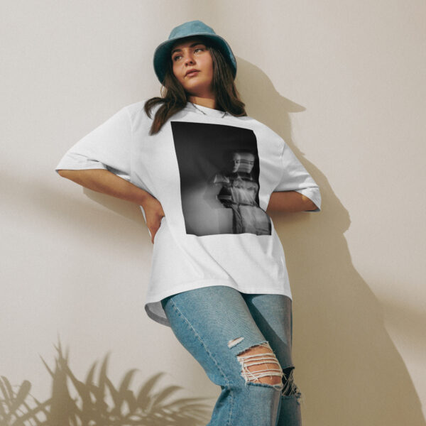 Person trägt ein hypnotisches Kunst T-Shirt in Schwarz-Weiß – oversized geschnitten, kunstvoll bedruckt, queer gedacht