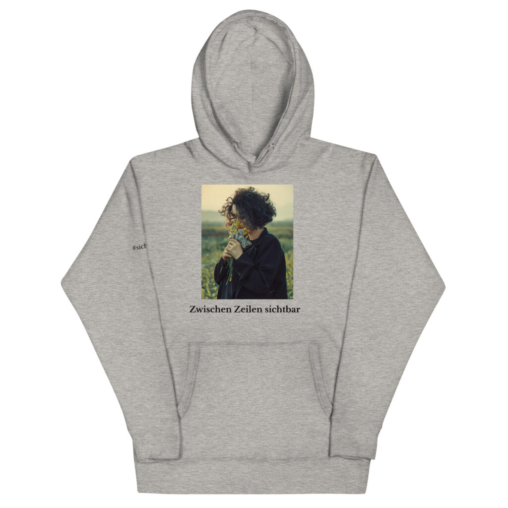 Zwischen Zeilen sichtbar Hoodie mit Motiv „Zwischen Zeilen sichtbar“ – Bild einer nachdenklichen Person in der Natu