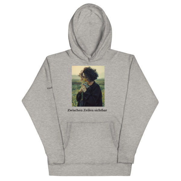 Zwischen Zeilen sichtbar Hoodie mit Motiv „Zwischen Zeilen sichtbar“ – Bild einer nachdenklichen Person in der Natu