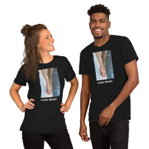 Liebe bleibt T-Shirt – Dein Zeichen für Zusammenhalt 2025 nd Bild von sich haltenden Händen