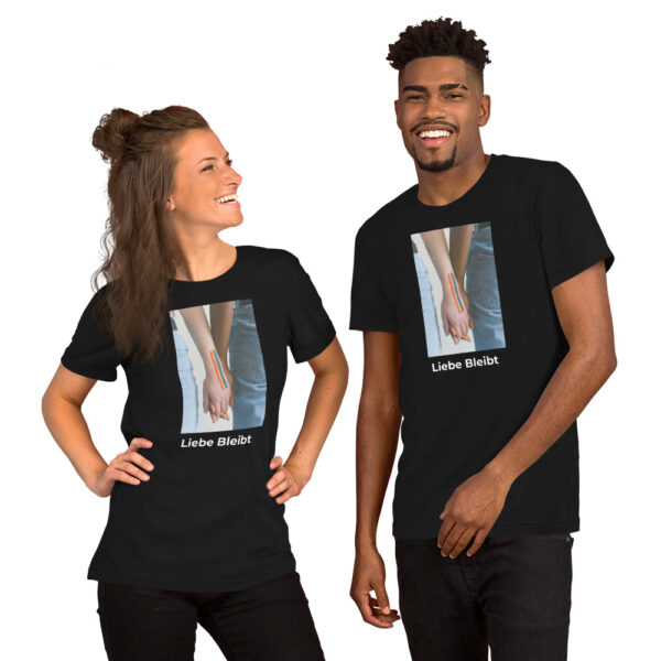 Liebe bleibt T-Shirt – Dein Zeichen für Zusammenhalt 2025 nd Bild von sich haltenden Händen