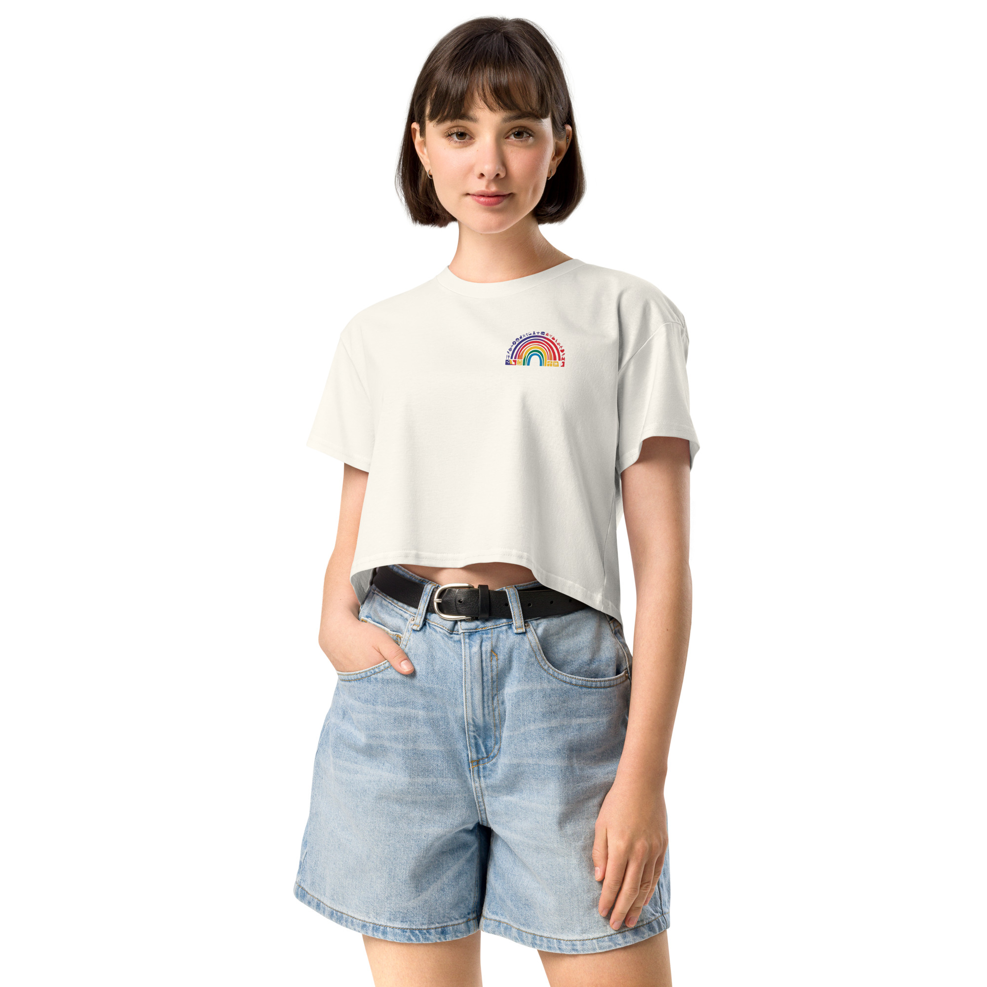 CSD Kollektion 2025 Frau im weißen Crop-Top mit Regenbogen-Stick auf der Brust – Teil der limitierten CSD Kollektion 2025 von LGBTQ WEAR