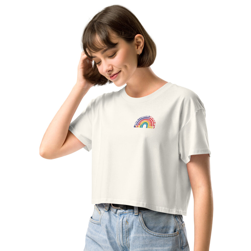 Queeres Damen Crop-Top mit Regenbogen-Herz – LGBTQ Kleidung 2025