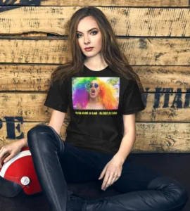 CSD Kollektion 2025 – LGBTQ Mode mit Haltung und Farbe Model trägt LGBTQ T-Shirt mit farbenfrohem Statement – Teil der exklusiven CSD Kollektion 2025