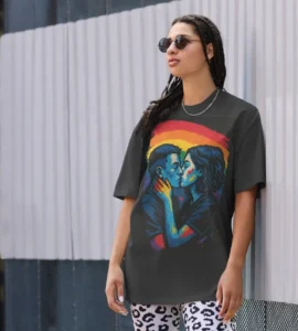 Oversize T-Shirt im Pride-Streetstyle – LGBTQ Statementmode 2025 Model mit schwarzem Oversize LGBTQ T-Shirt mit farbigem Print – aus der LGBTQ WEAR Kollektion 2025