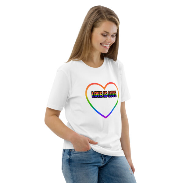 LOVE IS LOVE T-Shirt auf Heather Grey (Stanley/Stella STTU169), Regenbogen-Herz-Motiv mit klarer Botschaft, getragen von Frau