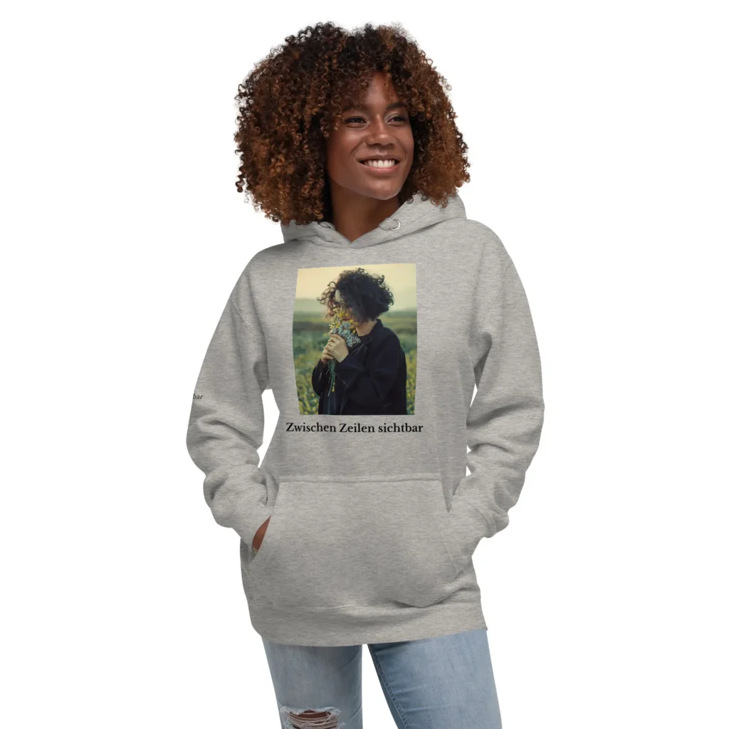 Silent Frames Hoodie – Visuelles Statement für Vielfalt & emotionale Sichtbarkeit Lächelnde Person trägt Silent Frames Hoodie mit emotionalem Fotodruck – LGBTQ Statement-Kollektion 2025
