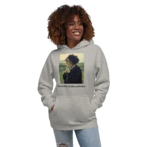 Silent Frames Hoodie – Visuelles Statement für Vielfalt & emotionale Sichtbarkeit Lächelnde Person trägt Silent Frames Hoodie mit emotionalem Fotodruck – LGBTQ Statement-Kollektion 2025