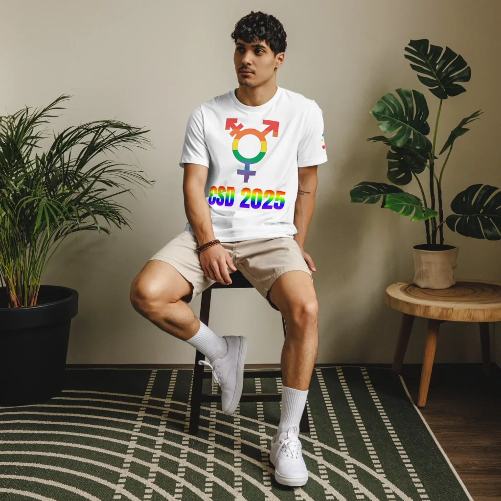 CSD 2025 – Trans* Pride Shirt für Vielfalt, Stolz & Sichtbarkeit LGBTQ Kleidung 2025 Model trägt weißes Pride-T-Shirt mit Trans-Statement – Teil der CSD Kollektion 2025