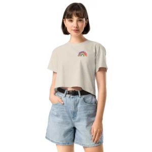 Premium LGBTQ Shirt 2025 – fair produziert, limitiert & mit Herz-Statement im Nackenetikett Model trägt beiges Bio-T-Shirt mit Regenbogen-Herz – Teil der limitierten LGBTQ Premium-Kollektion 2025